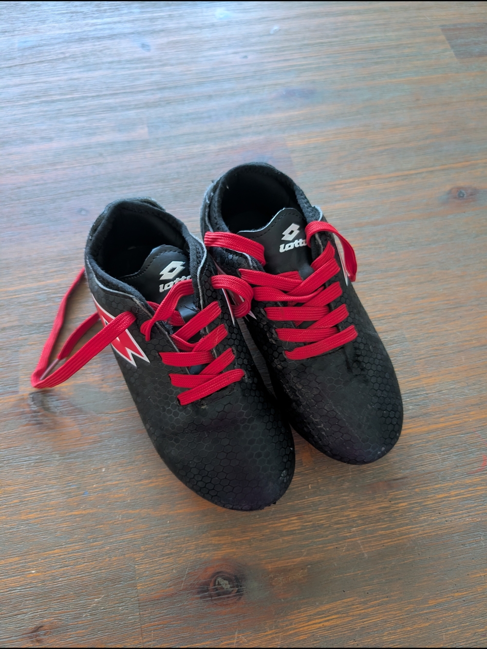 LOTTO Kids Black Soccer Sneakers with Red Laces
